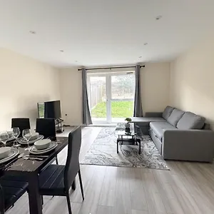 https://newly-launched-two-bedroom-house-by-den-accommodation.cambridgehotelsuk.com